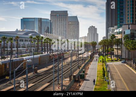 San Diego, California USA - 26 aprile 2017: Pedoni che camminano lungo il percorso oltre la stazione ferroviaria Coaster Commuter. Foto Stock