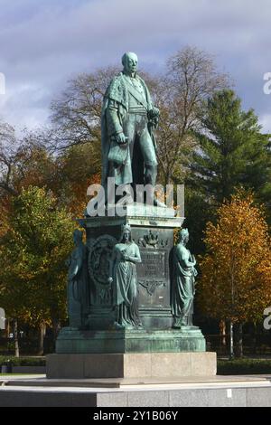 Monumento di Karl Friedrich sulla Schlossplatz a Karlsruhe Foto Stock