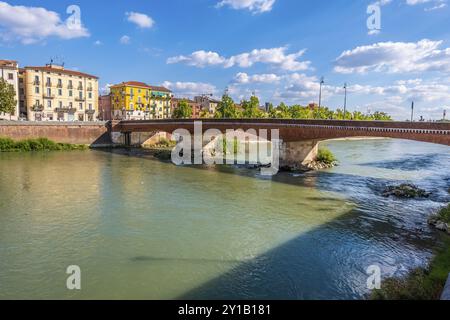 Vista sul centro storico di Verona, Ponte pietra sull'Adige, Cattedrale di Verona, Duomo di Verona, tetti in tegole rosse, Regione Veneto, Ital Foto Stock