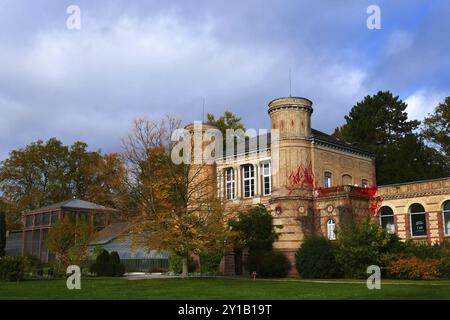 Portineria nei giardini del Palazzo di Karlsruhe Foto Stock