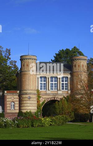 Portineria nei giardini del Palazzo di Karlsruhe Foto Stock