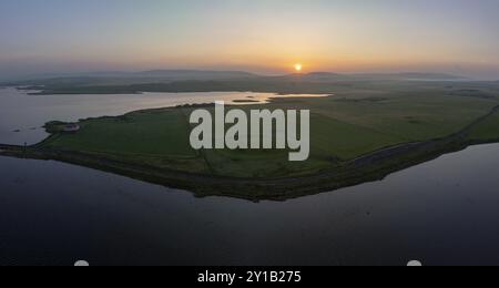 Pietre di Stenness Circle e Henge, cerchio di pietre e fossato, monumento neolitico, Loch of Stenness di fronte, Loch of Harray dietro, UNESCO World Herita Foto Stock