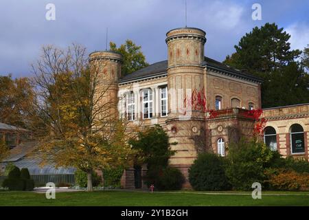 Portineria nei giardini del Palazzo di Karlsruhe Foto Stock