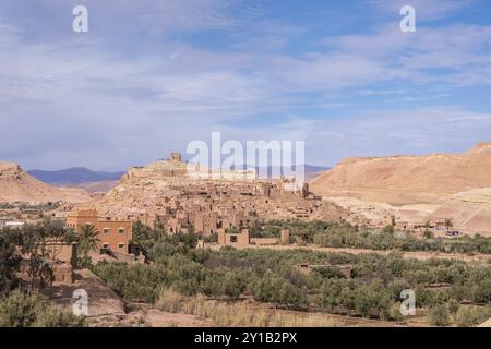 Una città vecchia in cima ad una collina nel mezzo del deserto in Marocco vicino ad un'oasi di palme datteri Foto Stock