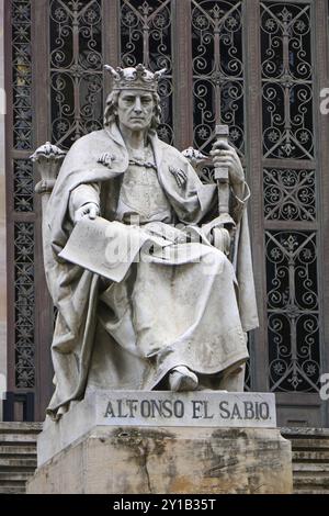 Statua di Alfonso El Sabio di fronte alla Biblioteca Nazionale spagnola di Madrid Foto Stock