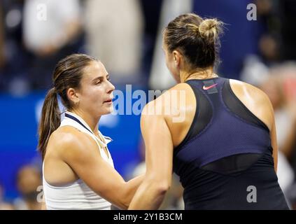 Flushing Meadow, Stati Uniti dichiarato. 5 settembre 2024. Aryna Sabalenka incontra Emma Navarro a NET dopo averla sconfitta in semifinale all'Arthur Ashe Stadium agli US Open Tennis Championships 2024 all'USTA Billie Jean King National Tennis Center giovedì 5 settembre 2024 a New York City. Foto di John Angelillo/UPI credito: UPI/Alamy Live News Foto Stock