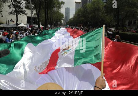 I lavoratori giudiziari bloccano le strade vicino al Senato del Messico, bloccando l'accesso ai legislatori, mentre manifestano per protestare contro la riforma giudiziaria del presidente messicano Andres Manuel Lopez Obrador per eleggere con voto popolare i giudici della Corte Suprema di giustizia (SCJN). Il 5 settembre 2024 a città del Messico, Messico. (Foto di Ian Robles/ credito: Eyepix Group/Alamy Live News Foto Stock