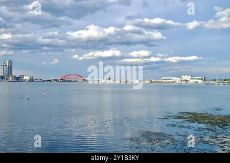 Sokcho, Corea del Sud - 28 luglio 2024: Un'ampia vista panoramica degli archi rossi del Seorak Grand Bridge sul Lago Cheongcho, con il moderno lungomare di Sokcho Foto Stock