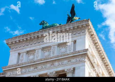 Scultura in cima al Palazzo Vittoriano di Roma, Italia. L'architettura presenta dettagli ornamentali, forme asimmetriche, finiture elaborate e un mix di t Foto Stock