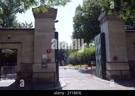 Parigi, fra. 27 agosto 2024. 20240827 - Vista dell'ingresso principale al Cimitero di Montparnasse a Parigi, Francia. (Immagine di credito: © Chuck Myers/ZUMA Press Wire) SOLO PER USO EDITORIALE! Non per USO commerciale! Foto Stock