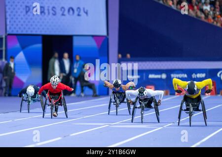 Parigi, Francia. 5 settembre 2024. Le atlete gareggiano durante la finale femminile 400m T54 di Para Athletics ai Giochi Paralimpici di Parigi 2024, a Parigi, in Francia, 5 settembre 2024. Crediti: Huang Wei/Xinhua/Alamy Live News Foto Stock