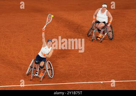 (L-R) Diede De Groot (NED), Aniek Van Koot (NED), 5 SETTEMBRE 2024-Wheelchair Tennis: Doppia femminile finale allo stadio Roland-Garros durante i Giochi Paralimpici di Parigi 2024 a Parigi, Francia. Crediti: SportsPressJP/AFLO/Alamy Live News Foto Stock