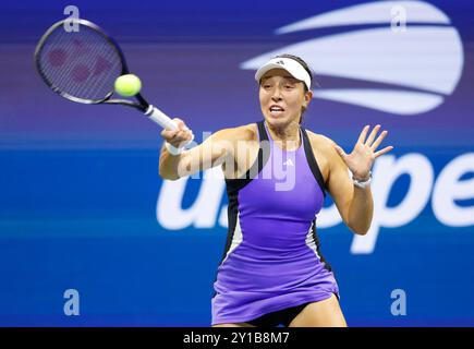 Flushing Meadow, Stati Uniti dichiarato. 5 settembre 2024. Jessica Pegula restituisce un pallone a Karolina Muchova della Repubblica Ceca in semifinale all'Arthur Ashe Stadium agli US Open Tennis Championships 2024 in presso l'USTA Billie Jean King National Tennis Center giovedì 5 settembre 2024 a New York City. Foto di John Angelillo/UPI credito: UPI/Alamy Live News Foto Stock