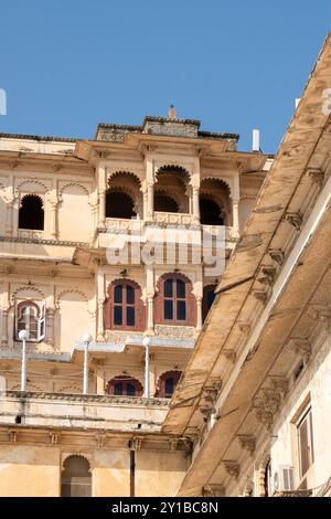 Un'immagine di un edificio nel palazzo di Udaipur che mostra la splendida architettura che è unica nel Rajasthan Foto Stock