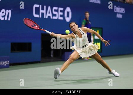 Flushing Meadows, US Open: Emma Navarro of the, Stati Uniti. 5 settembre 2024. Durante il suo match di semifinale contro Aryana Sabalenka agli US Open di oggi. Sabalenka ha vinto la partita in set consecutivi per avanzare alla finale di sabato. Crediti: Adam Stoltman/Alamy Live News Foto Stock