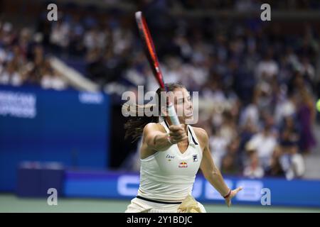 Flushing Meadows, US Open: Emma Navarro of the, Stati Uniti. 5 settembre 2024. Durante il suo match di semifinale contro Aryana Sabalenka agli US Open di oggi. Sabalenka ha vinto la partita in set consecutivi per avanzare alla finale di sabato. Crediti: Adam Stoltman/Alamy Live News Foto Stock