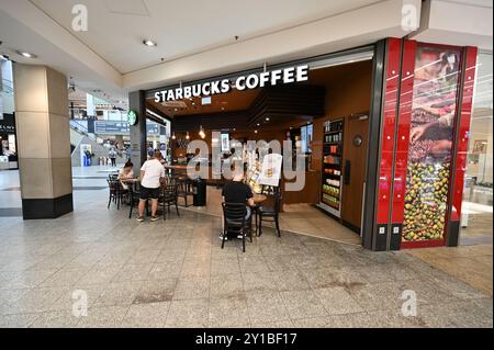 Negozi alla stazione di Cracovia in Polonia. Foto Stock