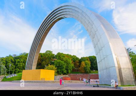 Kiev, Ucraina - 23 agosto 2024: Splendida prospettiva dell'Arco della libertà del popolo ucraino circondato dal verde a Kiev. Cattura architec Foto Stock