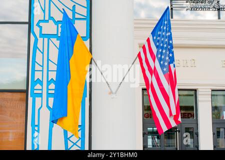 Kiev, Ucraina - 14 ottobre 2023: Bandiere ucraine e americane esposte elegantemente su un edificio a Kiev, simboleggiando l'amicizia e la cooperazione tra di loro Foto Stock