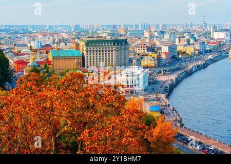 Kiev, Ucraina - 14 ottobre 2023: Veduta aerea di Piazza Poshtova a Kiev che mostra edifici colorati lungo il fiume Dnieper durante la stagione autunnale. Foto Stock