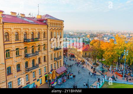 Kiev, Ucraina - 14 ottobre 2023: Veduta della discesa Andriivskyi con vivaci colori autunnali e architettura storica. Foto Stock