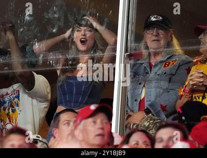 Kansas City, Stati Uniti. 5 settembre 2024. Taylor Swift celebra un punteggio durante la partita di calcio d'inizio stagionale all'Arrowhead Stadium di Kansas City, Missouri, giovedì 5 settembre 2024. Foto di Jon Robichaud/UPI credito: UPI/Alamy Live News Foto Stock