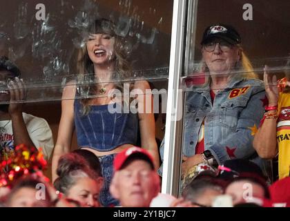 Kansas City, Stati Uniti. 5 settembre 2024. Taylor Swift reagisce durante la partita di calcio d'inizio stagionale all'Arrowhead Stadium di Kansas City, Missouri, giovedì 5 settembre 2024. Foto di Jon Robichaud/UPI credito: UPI/Alamy Live News Foto Stock