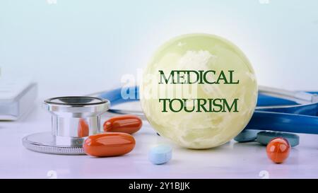 TURISMO MEDICO scritto sulla palla, vista frontale Foto Stock