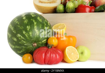 Diversi tipi di frutta e verdura fresca isolata su bianco Foto Stock