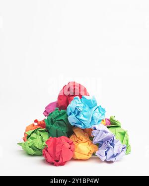 Carta o spazzatura colorata con riciclo per lo sporco, lo smaltimento o la raccolta di rifiuti su sfondo bianco. Primo piano, lenzuola spazzatura e stropicciate Foto Stock