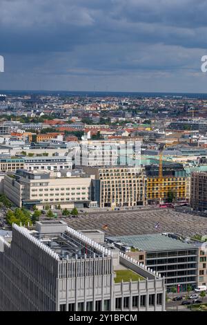 Città di Berlino in Germania, paesaggio urbano con Memoriale agli ebrei assassinati d'Europa o Memoriale dell'Olocausto nel quartiere centrale di Mitte. Foto Stock