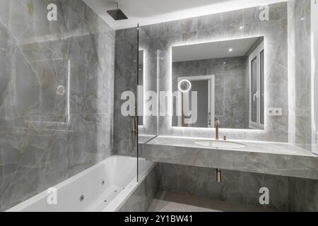 Bagno lussuoso e moderno con splendide finiture in marmo e un design elegante e raffinato Foto Stock