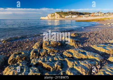 Vista della spiaggia e delle scogliere naturali di Etretat. Dipartimento Senna-marittimo, regione della Normandia, Francia, Europa. Foto Stock