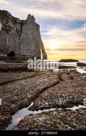 Tramonto sulla scogliera e sull'arco di Etretat, Octeville sur Mer, le Havre, Seine Maritime, Normandia, Francia, Europa occidentale. Foto Stock