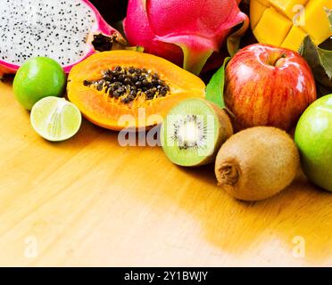 Set di frutta tropicale. DOF poco profondo. Foto Stock
