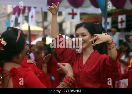 6 settembre 2024: Una signora foriegna balla insieme alle donne nepalesi in celebrazione del festival Teej in un tempio Shiva a Kathmandu, Nepal, il 6 settembre 2024. Le donne nepalesi il venerdì hanno celebrato la festa indù di Teej, durante la quale le donne sposate si sono velocemente sposate per la lunga vita del loro marito e per la buona salute, mentre i non sposati pregano per i mariti ideali. (Credit Image: © Sunil Sharma/ZUMA Press Wire) SOLO PER USO EDITORIALE! Non per USO commerciale! Foto Stock