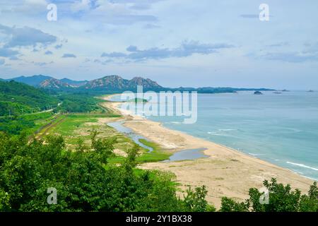 Contea di Goseong, Corea del Sud - 28 luglio 2024: Una splendida vista della costa della DMZ e del Monte Kumgang in lontananza, come si vede dall'Unification OB Foto Stock