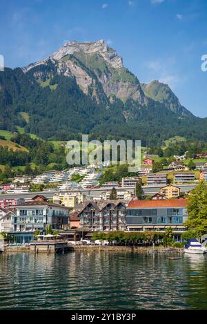 Il monte Pilatus torreggia su Lucerna in una splendida giornata estiva. Lucerna, Svizzera, 19 agosto 2022 Foto Stock