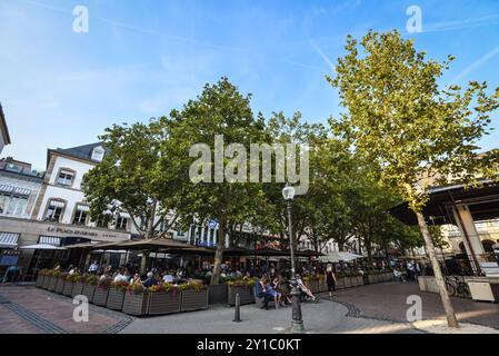 Caffetterie vivaci e fascino europeo a Place d'Armes in un giorno d'estate - città di Lussemburgo Foto Stock