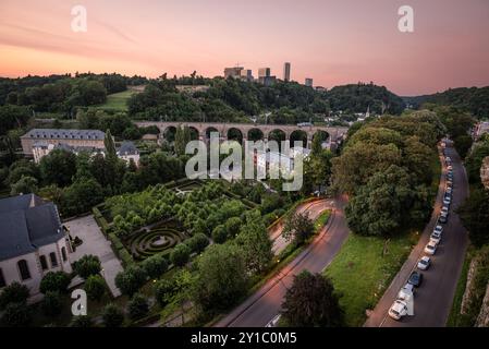 Vista dall'affioramento di Bock sul Pont du Chatêau al giardino dell'ospizio Pfaffenthal e al viadotto ferroviario di Dusk - città di Lussemburgo Foto Stock