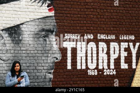 Un murale al Kia Oval di Londra, in memoria dell'ex giocatore di cricket del Surrey e dell'Inghilterra, Graham Thorpe, morto il mese scorso all'età di 55 anni. Data foto: Venerdì 6 settembre 2024. Foto Stock