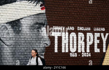 Un murale al Kia Oval di Londra, in memoria dell'ex giocatore di cricket del Surrey e dell'Inghilterra, Graham Thorpe, morto il mese scorso all'età di 55 anni. Data foto: Venerdì 6 settembre 2024. Foto Stock