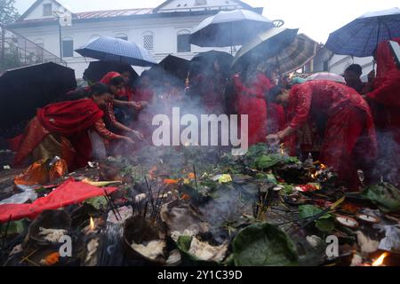 Kathmandu, Bagmati, Nepal. 6 settembre 2024. Le donne indù nepalesi eseguono rituali per celebrare il festival Teej sui primisi del tempio Pashupatinath a Kathmandu, Nepal, il 6 settembre 2024. (Credit Image: © Aryan Dhimal/ZUMA Press Wire) SOLO PER USO EDITORIALE! Non per USO commerciale! Foto Stock