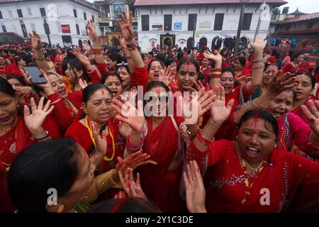 Kathmandu, Bagmati, Nepal. 6 settembre 2024. Le donne indù nepalesi ballano per celebrare il festival Teej sui primisi del tempio Pashupatinath a Kathmandu, Nepal, il 6 settembre 2024. (Credit Image: © Aryan Dhimal/ZUMA Press Wire) SOLO PER USO EDITORIALE! Non per USO commerciale! Foto Stock