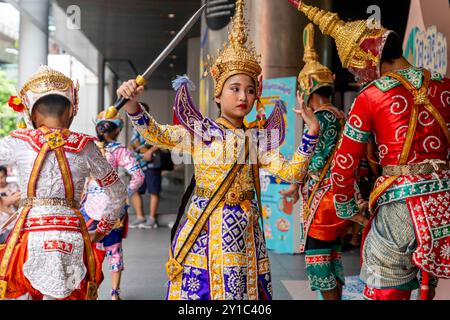 Bangkok, Bangkok, Thailandia. 6 settembre 2024. Una troupe di adolescenti ballerini tradizionali thailandesi Khon si esibisce di fronte al centro commerciale Silom Complex di Bangkok, Thailandia. I ballerini Khon si esibiscono in una coreografia in stile combattimento marziale, spesso in possesso di armi replica, con alcuni artisti che indossano maschere complete e copricapi ornati. Il Ramakien, un adattamento del poema epico indù indiano Ramayana, è la fonte di molte delle storie riprodotte nelle esibizioni Khon. La danza Khon è stata eseguita in Thailandia sin dal periodo Ayutthaya (Credit Image: © Adryel Talamantes/ZUMA Press Wire) EDITORIALE USA Foto Stock