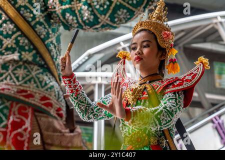 Bangkok, Bangkok, Thailandia. 6 settembre 2024. Una troupe di adolescenti ballerini tradizionali thailandesi Khon si esibisce di fronte al centro commerciale Silom Complex di Bangkok, Thailandia. I ballerini Khon si esibiscono in una coreografia in stile combattimento marziale, spesso in possesso di armi replica, con alcuni artisti che indossano maschere complete e copricapi ornati. Il Ramakien, un adattamento del poema epico indù indiano Ramayana, è la fonte di molte delle storie riprodotte nelle esibizioni Khon. La danza Khon è stata eseguita in Thailandia sin dal periodo Ayutthaya (Credit Image: © Adryel Talamantes/ZUMA Press Wire) EDITORIALE USA Foto Stock