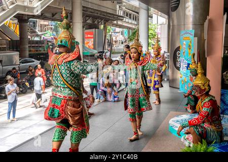 Bangkok, Bangkok, Thailandia. 6 settembre 2024. Una troupe di adolescenti ballerini tradizionali thailandesi Khon si esibisce di fronte al centro commerciale Silom Complex di Bangkok, Thailandia. I ballerini Khon si esibiscono in una coreografia in stile combattimento marziale, spesso in possesso di armi replica, con alcuni artisti che indossano maschere complete e copricapi ornati. Il Ramakien, un adattamento del poema epico indù indiano Ramayana, è la fonte di molte delle storie riprodotte nelle esibizioni Khon. La danza Khon è stata eseguita in Thailandia sin dal periodo Ayutthaya (Credit Image: © Adryel Talamantes/ZUMA Press Wire) EDITORIALE USA Foto Stock