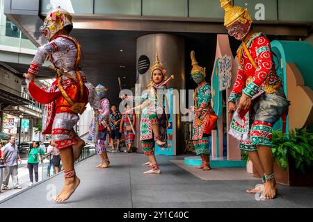 Bangkok, Bangkok, Thailandia. 6 settembre 2024. Una troupe di adolescenti ballerini tradizionali thailandesi Khon si esibisce di fronte al centro commerciale Silom Complex di Bangkok, Thailandia. I ballerini Khon si esibiscono in una coreografia in stile combattimento marziale, spesso in possesso di armi replica, con alcuni artisti che indossano maschere complete e copricapi ornati. Il Ramakien, un adattamento del poema epico indù indiano Ramayana, è la fonte di molte delle storie riprodotte nelle esibizioni Khon. La danza Khon è stata eseguita in Thailandia sin dal periodo Ayutthaya (Credit Image: © Adryel Talamantes/ZUMA Press Wire) EDITORIALE USA Foto Stock