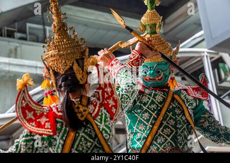 Bangkok, Bangkok, Thailandia. 6 settembre 2024. Una troupe di adolescenti ballerini tradizionali thailandesi Khon si esibisce di fronte al centro commerciale Silom Complex di Bangkok, Thailandia. I ballerini Khon si esibiscono in una coreografia in stile combattimento marziale, spesso in possesso di armi replica, con alcuni artisti che indossano maschere complete e copricapi ornati. Il Ramakien, un adattamento del poema epico indù indiano Ramayana, è la fonte di molte delle storie riprodotte nelle esibizioni Khon. La danza Khon è stata eseguita in Thailandia sin dal periodo Ayutthaya (Credit Image: © Adryel Talamantes/ZUMA Press Wire) EDITORIALE USA Foto Stock