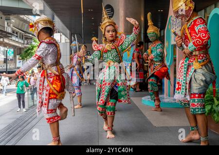 Bangkok, Bangkok, Thailandia. 6 settembre 2024. Una troupe di adolescenti ballerini tradizionali thailandesi Khon si esibisce di fronte al centro commerciale Silom Complex di Bangkok, Thailandia. I ballerini Khon si esibiscono in una coreografia in stile combattimento marziale, spesso in possesso di armi replica, con alcuni artisti che indossano maschere complete e copricapi ornati. Il Ramakien, un adattamento del poema epico indù indiano Ramayana, è la fonte di molte delle storie riprodotte nelle esibizioni Khon. La danza Khon è stata eseguita in Thailandia sin dal periodo Ayutthaya (Credit Image: © Adryel Talamantes/ZUMA Press Wire) EDITORIALE USA Foto Stock